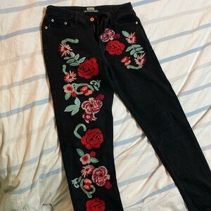 Black jeans with embroidered flowers . Straight leg. Size 38 eur 6 US.
